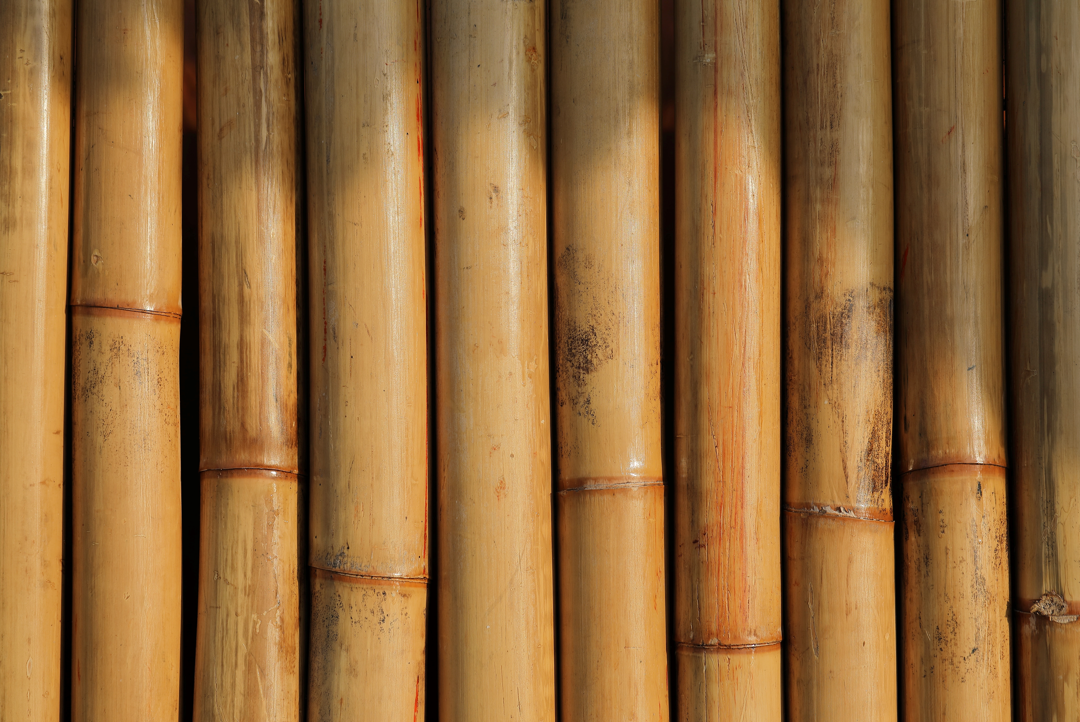 La elección de materiales renovables como la madera o el bambú